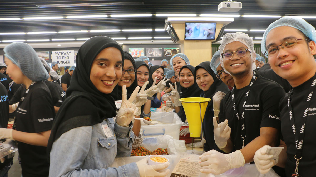 We.care volunteers packing meals