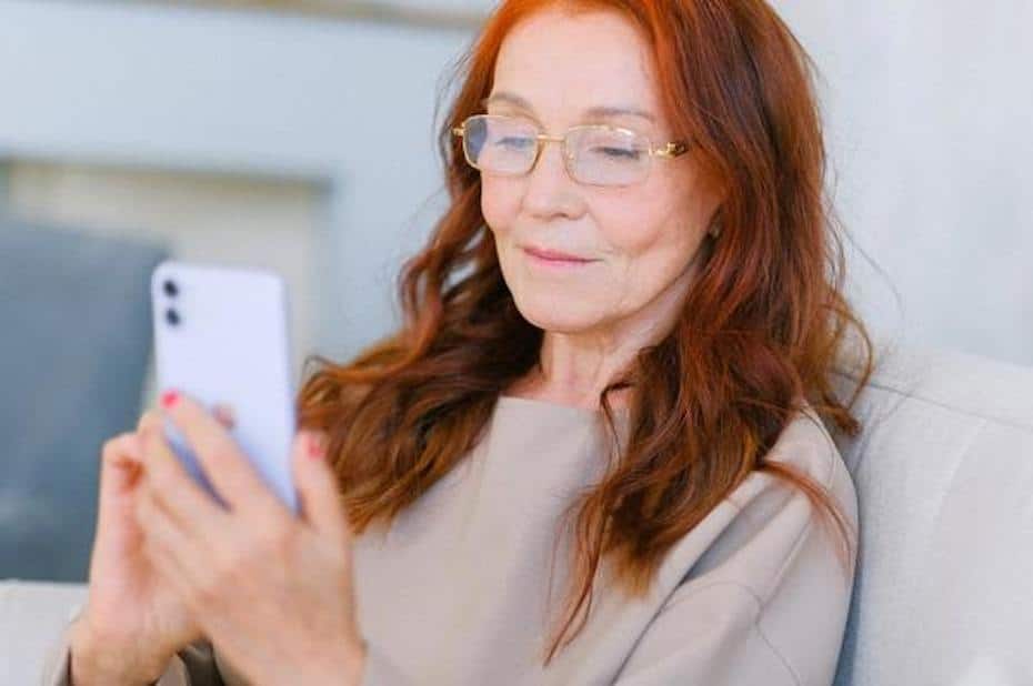A smiling insurance customer has improved experience with UCaaS