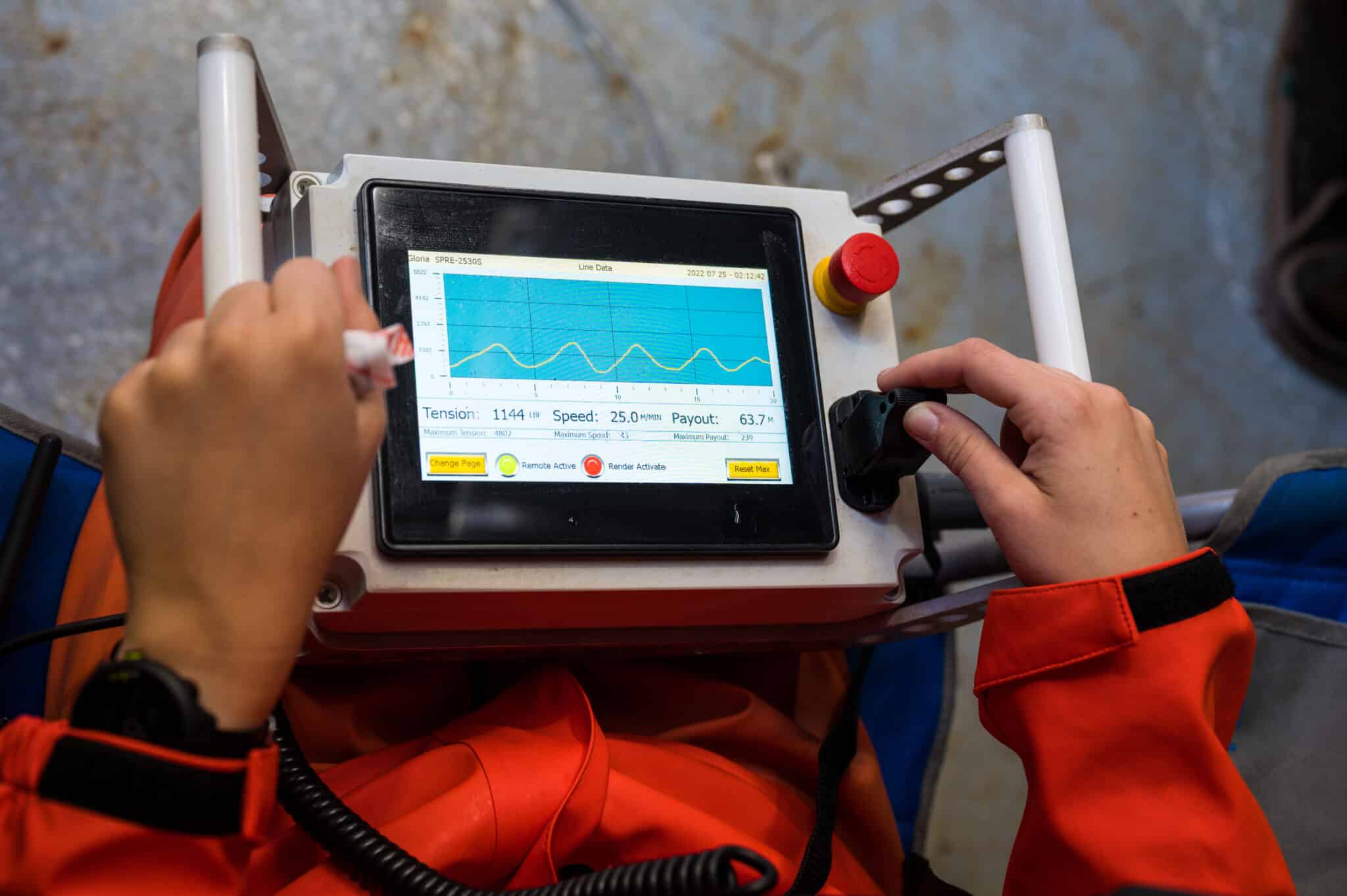 Controlling the pay-out and haul-in of the fiber optic cable on the winch - thus controlling descent and ascent of the ISIIS imager