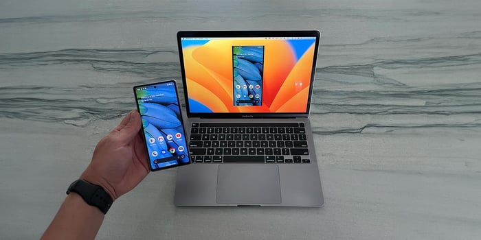 Google Pixel 7 wirelessly mirroring to a Mac computer