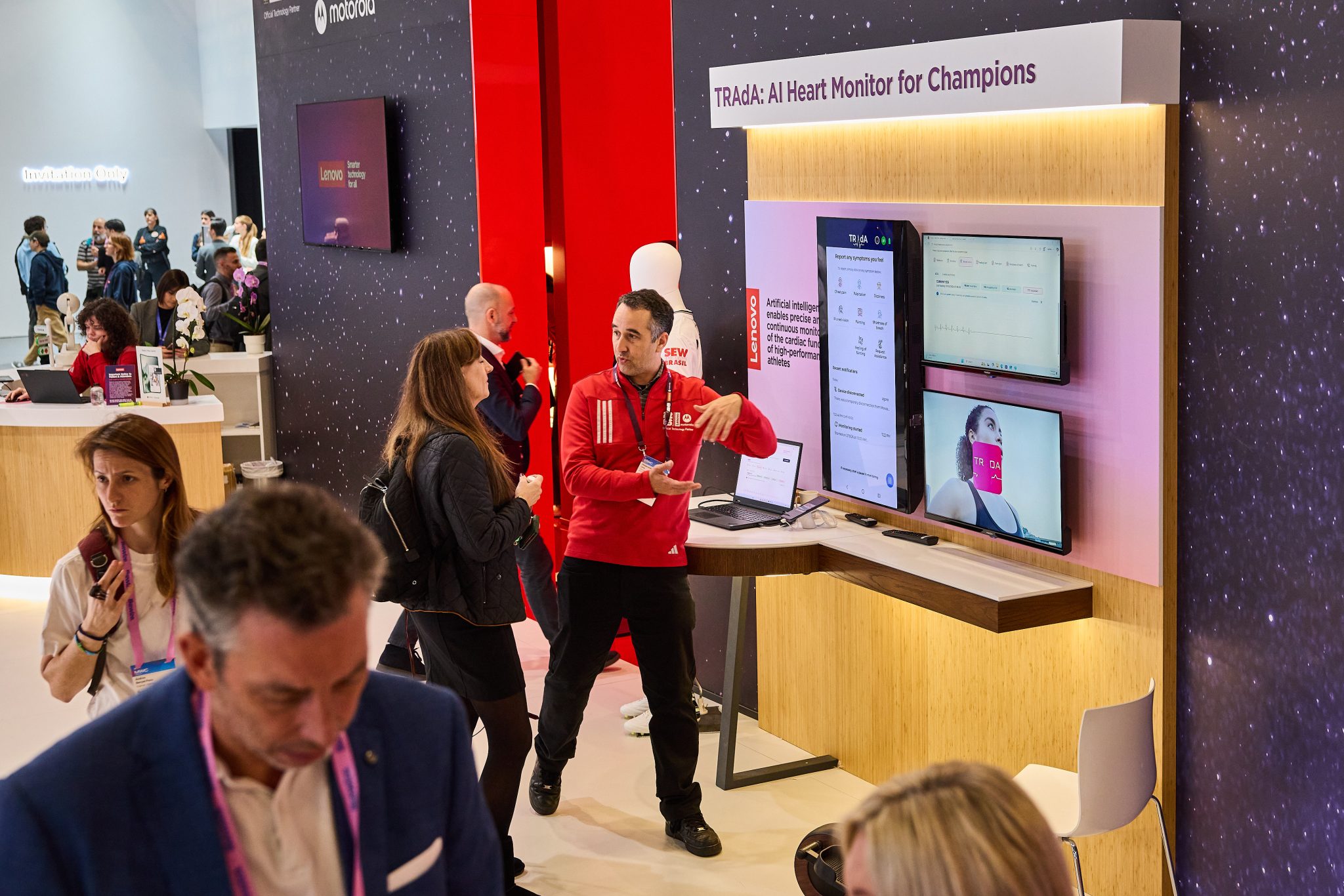 Hildebrando Lima with the TRAdA solution at MWC 2026.